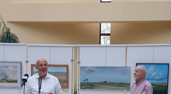 A Homokháti Művésztelep alkotóinak Mórahalom számára adományozott műveiből nyílt tárlat a Városházán