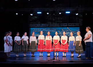 A lovasközpontban léptek fel a katolikus iskola táncosai