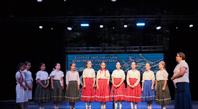 A lovasközpontban léptek fel a katolikus iskola táncosai
