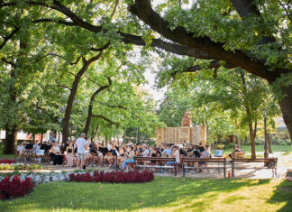 4 fúvószenekar, 150 zenész a fürdő melletti parkban