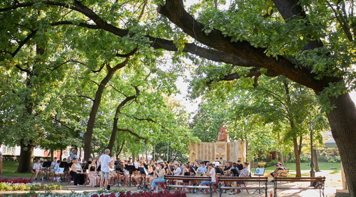 4 fúvószenekar, 150 zenész a fürdő melletti parkban