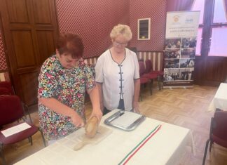 Az új kenyeret ünnepelte a mórahalmi Napfény Nyugdíjasklub szerdán az Aranyszöm Rendezvényházban