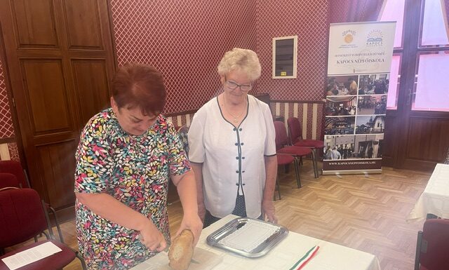Az új kenyeret ünnepelte a mórahalmi Napfény Nyugdíjasklub szerdán az Aranyszöm Rendezvényházban