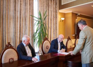 Egyházi oktatási és sportkomplexum épül Mórahalmon – aláírták a felek a szerződést