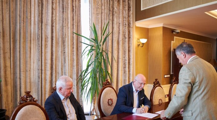 Egyházi oktatási és sportkomplexum épül Mórahalmon – aláírták a felek a szerződést