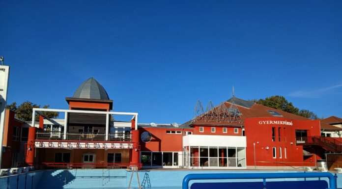 Készülnek a téli szezonra a mórahalmi fürdőben – lefedik az úszómedencét