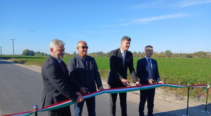 Megújult külterületi utakat adtak át Zsombón