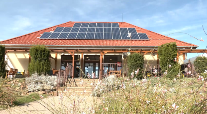 Folytatódik a napelemek telepítése Mórahalmon