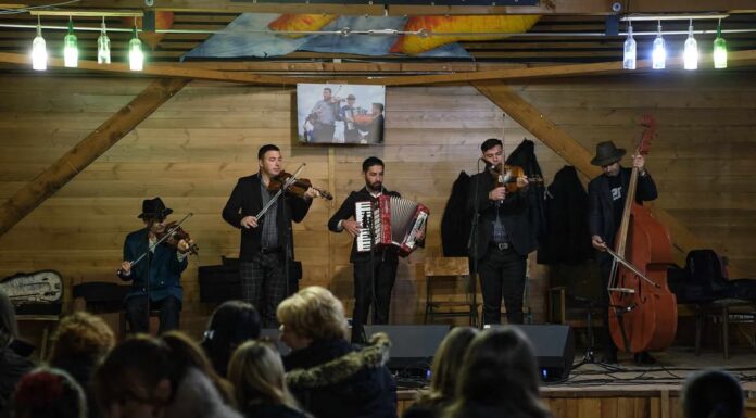 Üllésen kelt életre a szászcsávási zenészeket bemutató fotókiállítás