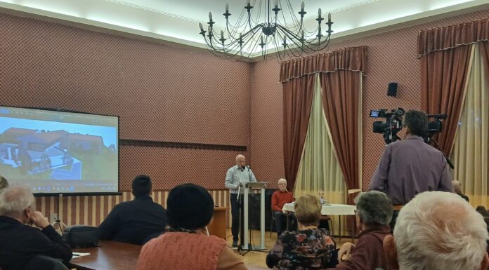 Lakossági fórumon mutatták be a nyugdíjasok lakóparkját Mórahalmon