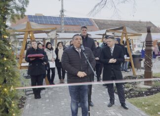 Átadták a felújított parkot Üllésen