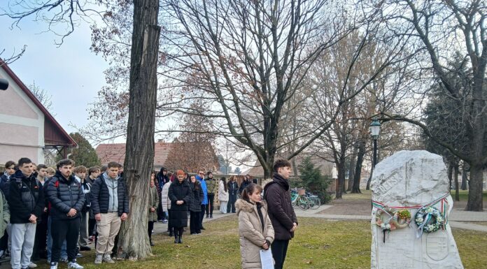 A recski kőnél koszorúztak a mórahalmi diákok