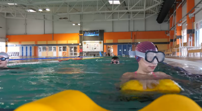 Testnevelésórák a mórahalmi uszodában – videó