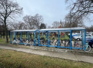 Újabb fedett kerékpártárolókat telepített Mórahalom önkormányzata a buszpályaudvar mögé – videó