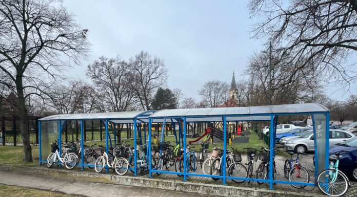 Újabb fedett kerékpártárolókat telepített Mórahalom önkormányzata a buszpályaudvar mögé – videó
