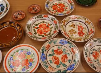 Csodálatos dísztányérgyűjteményét ajándékozta az üllési művelődési háznak Berkóné Masír Borbála – videó