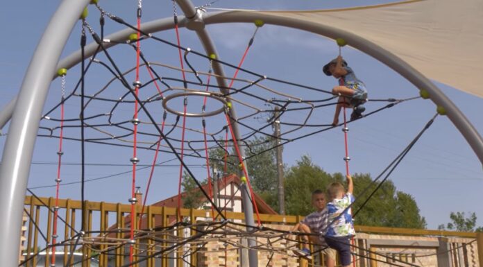 Új játszóteret avattak a mórahalmi József Attila utcában – videó