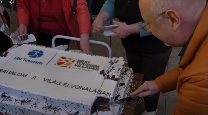 Mórahalom a világ élvonalában! – Óriás tortával ünnepelte a város a Best Tourism Villages díjat – videó
