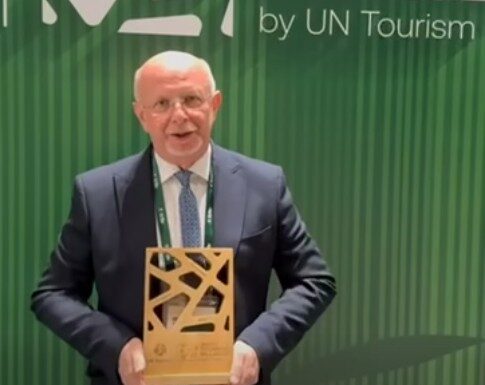 Mórahalom a világ legjobbjai között – a polgármester Kínában vette át a díjat – videó