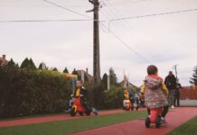 A Domaszéki Kincskereső Óvoda ovinapján adták át a közelmúltban megépített gyermek KRESZ pályát – videó