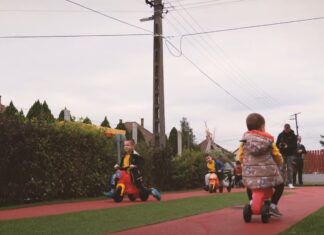 A Domaszéki Kincskereső Óvoda ovinapján adták át a közelmúltban megépített gyermek KRESZ pályát – videó