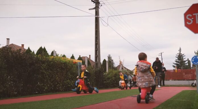 A Domaszéki Kincskereső Óvoda ovinapján adták át a közelmúltban megépített gyermek KRESZ pályát – videó