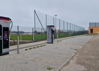 Új, nagy teljesítményű elektromos járműtöltők álltak üzembe Mórahalmon