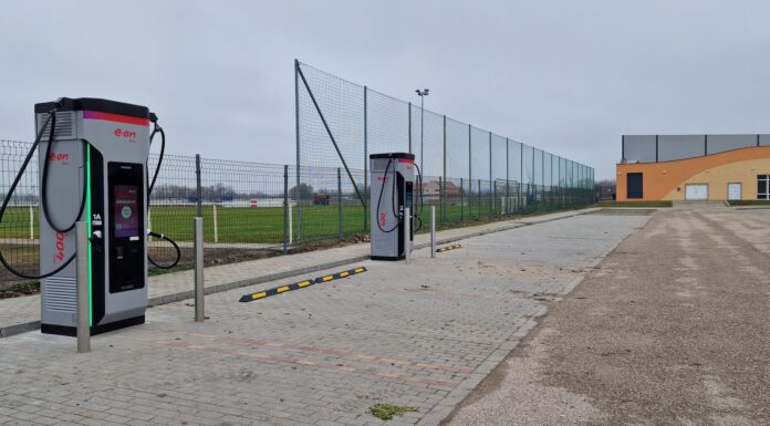 Új, nagy teljesítményű elektromos járműtöltők álltak üzembe Mórahalmon
