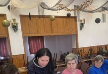 Ülőtánc, nevetés, agytorna – így kovácsol közösséget a szépkor Öttömösön