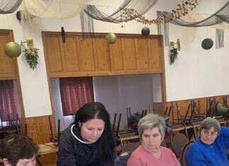 Ülőtánc, nevetés, agytorna – így kovácsol közösséget a szépkor Öttömösön