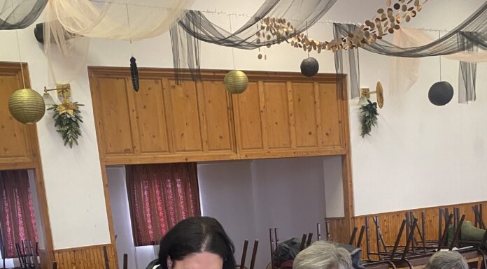 Ülőtánc, nevetés, agytorna – így kovácsol közösséget a szépkor Öttömösön