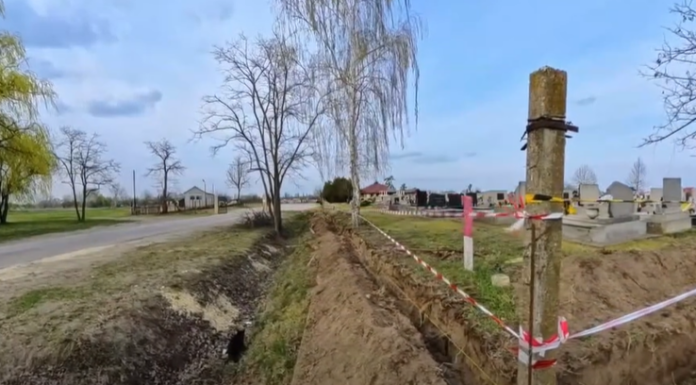 Új kerítés épül a mórahalmi temetőnél