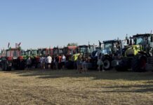 A hétvégén közel 600 traktor dübörgött végig Zákányszék utcáin – videó