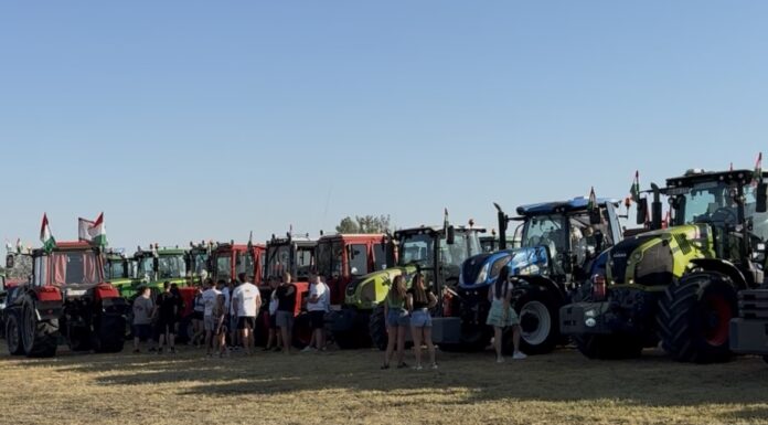 A hétvégén közel 600 traktor dübörgött végig Zákányszék utcáin – videó