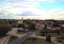 Traktorral segítik a külterületen elakadt autósokat Pusztamérgesen