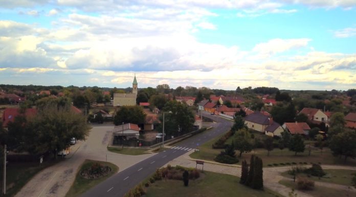 Traktorral segítik a külterületen elakadt autósokat Pusztamérgesen