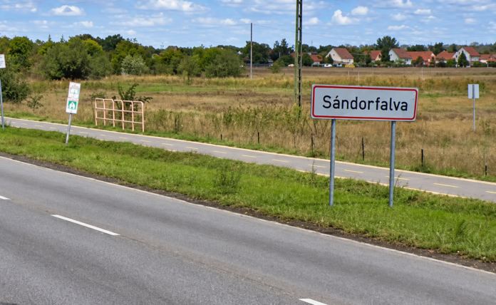 Sándorfalva bejárata napsütésben
